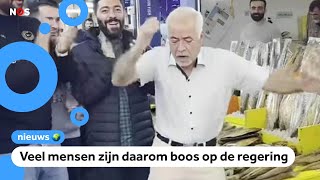 Opa wordt opgepakt omdat hij danst en zingt