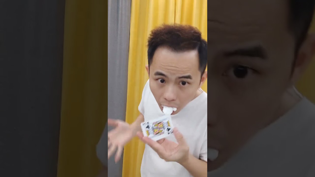 Magic teaching of blowing smoke and changing cards, visual deception