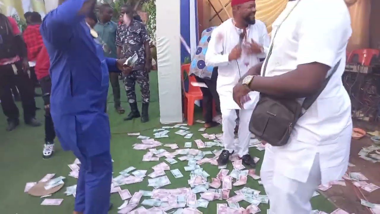 LIVE PERFORMANCE AT OBA UMUNPAMA VILLAGE WITH OZO ELEEE NA NIBO, JUST FEED UR EYES MY PEOPLE