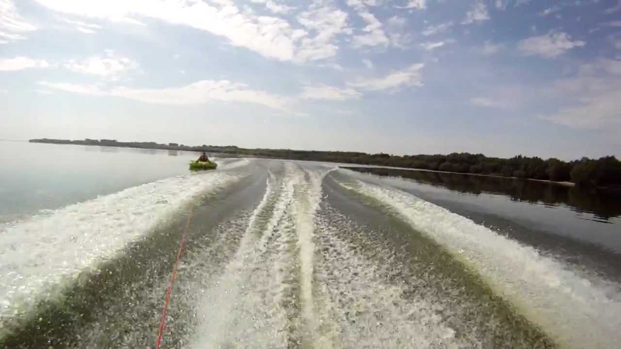 Roberto pływanie na kole po falach hardcor TUBES [GOPR0]