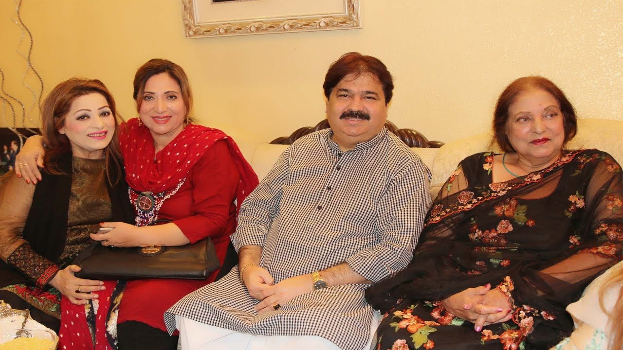 Ek Night Shafaullah Khan Rokhri Filmy Stars Kay Sath Kala Jora Pa Sadi Farmaish Tay