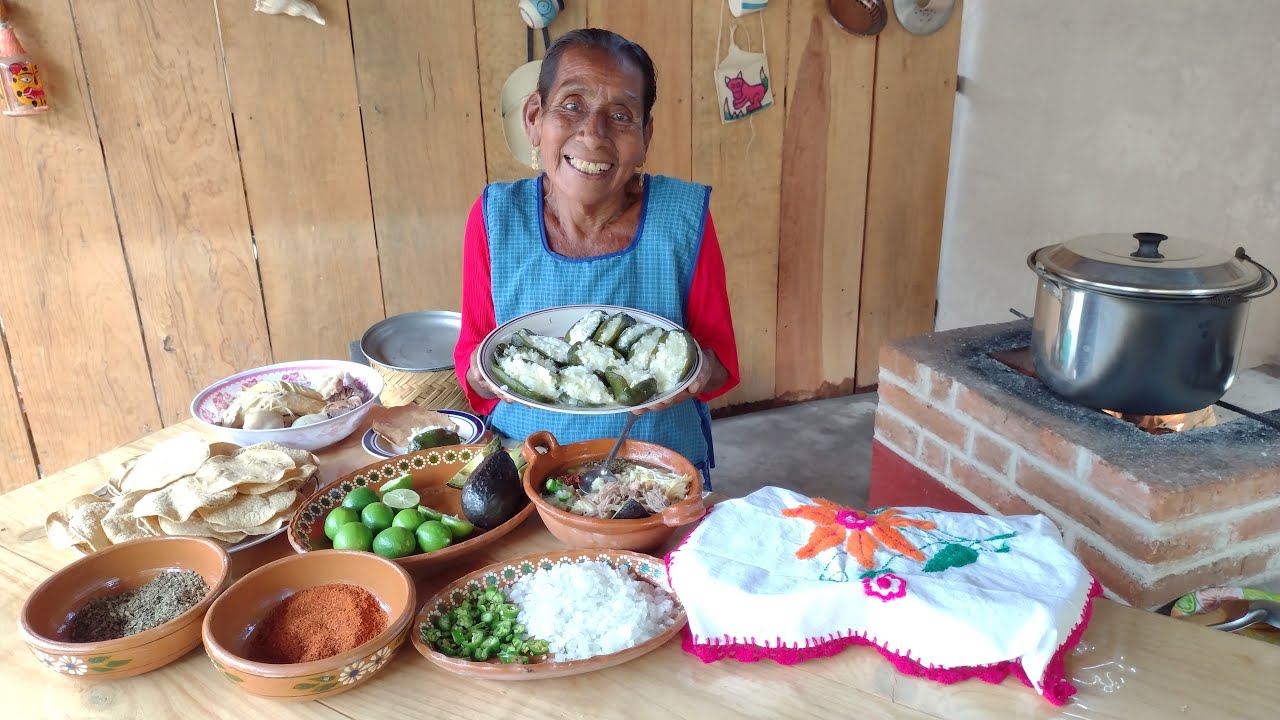 RICOS CHILES CAPONES RELLENOS Y TRADICIONAL POZOLE BLANCO | POR DOÑA LUPITA