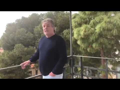 Francisco canta el himno de la Comunitat Valenciana desde su balcón en Godella