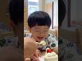 🍎おじいちゃんのお誕生日。みんなでケーキを食べて、むぎちゃんはパパのショートケーキをパクリ（2y0m23d No.9）