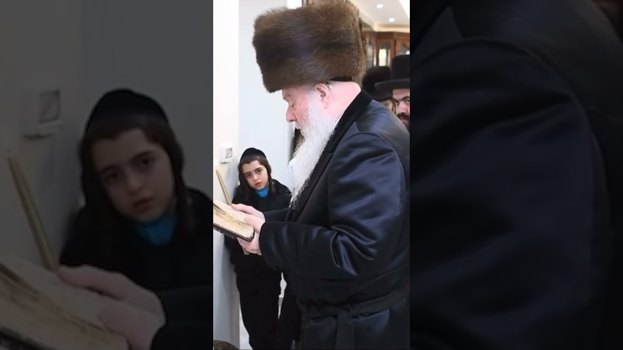 כ״ק האדמו״ר מוואסלי במעמד הדלקת נר חנוכה (צילום שוקי לרר)