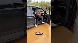 Ketika Turun Mobil, Ternyata Ada Genangan Air