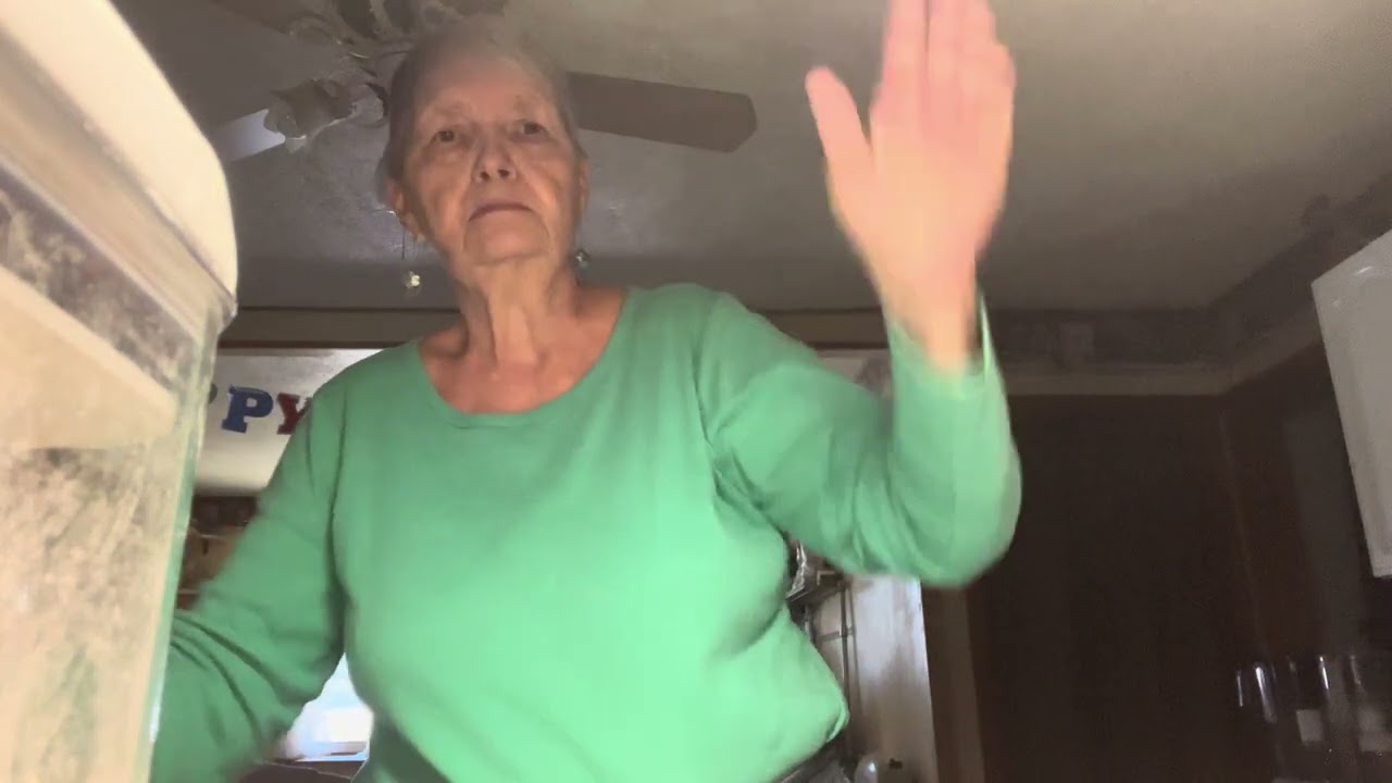 Где торт Никки? А я начинаю готовить ему обед, будем есть пиццу. 🍕 31.12.2025