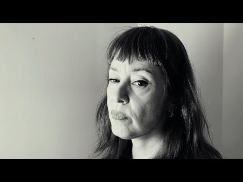 Suzanne Vega performs unreleased track “Last Train From Mariupol”