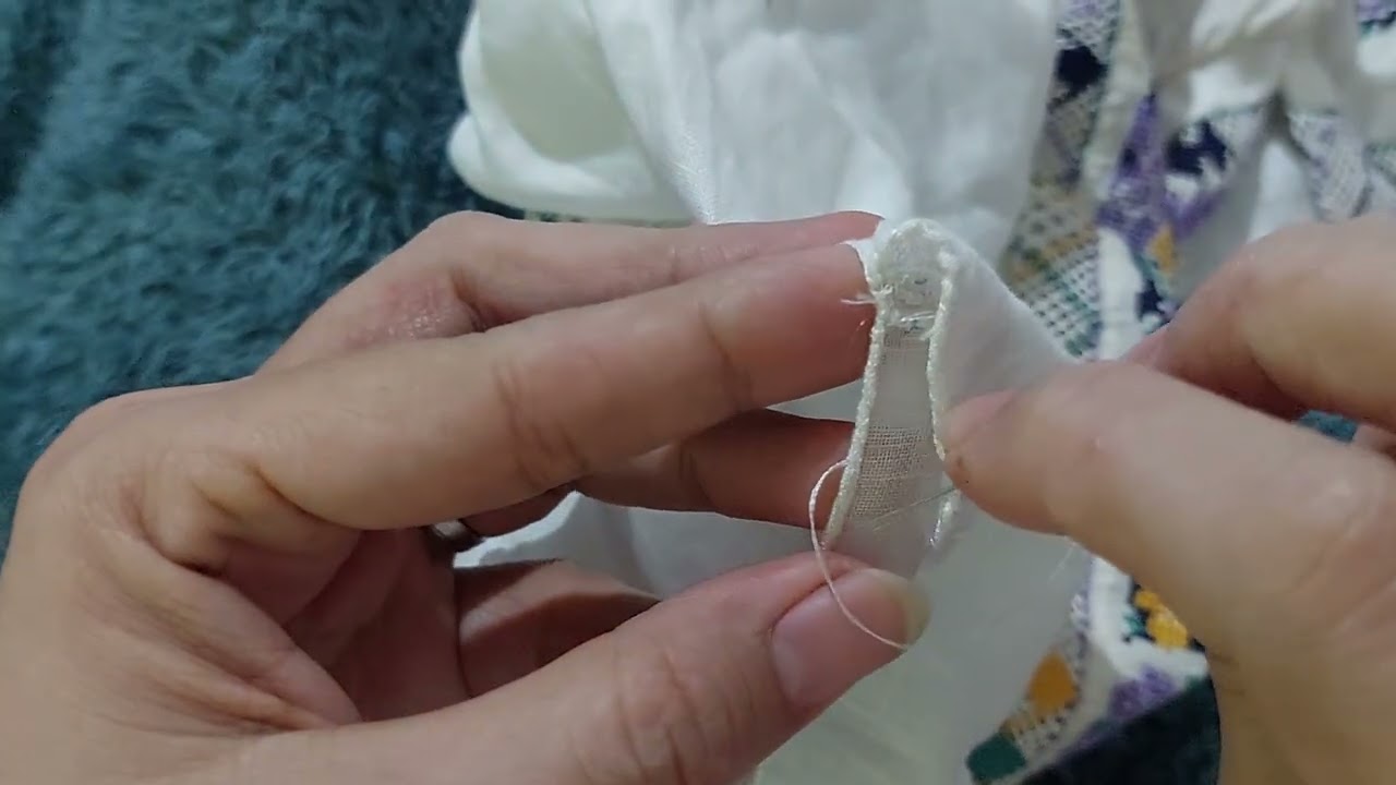 Recogiendo la Manga de la Camisola de La Pollera