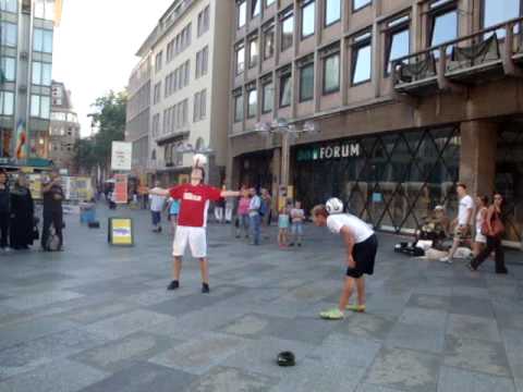 ARTISTI DI STRADA ACROBAZIE CON LA PALLA