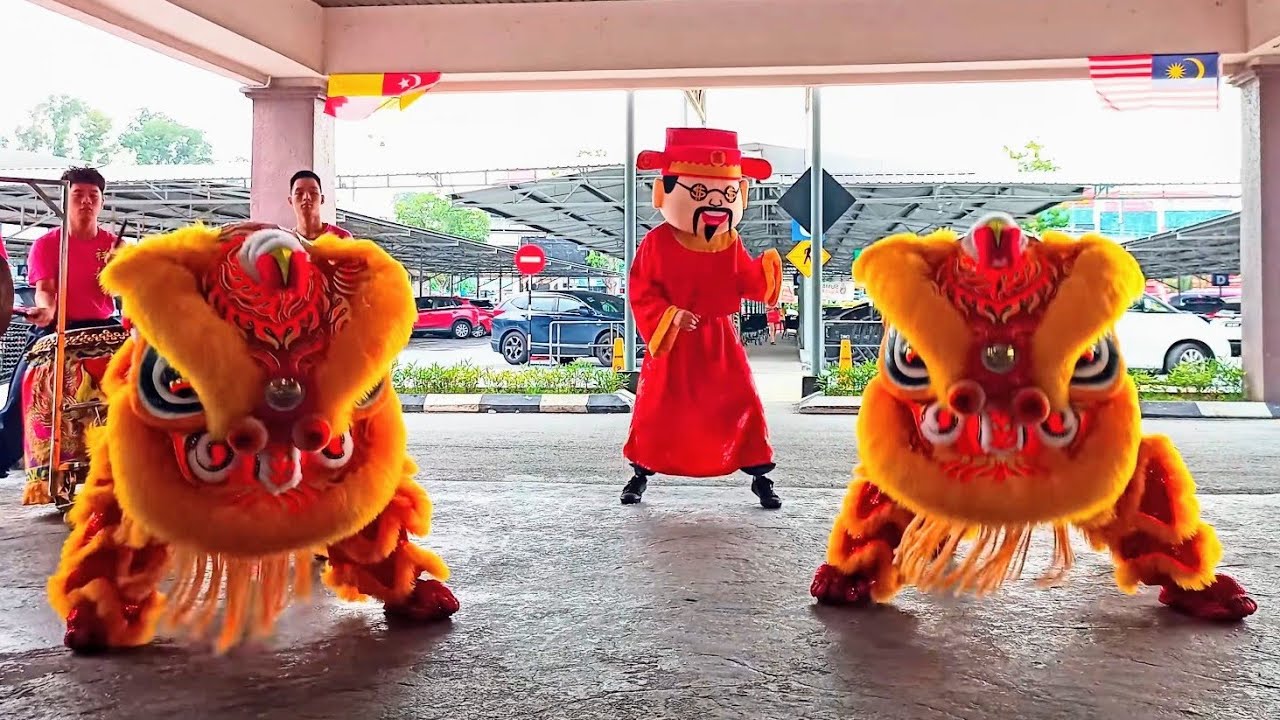 Яркое шествие с танцем льва, сопровождаемое богом процветания, принесло удачу и радость на рыночн...