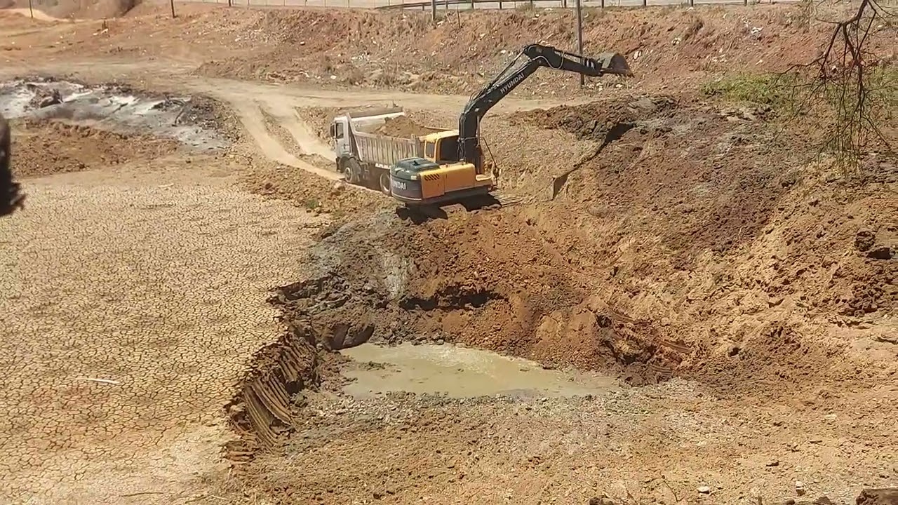 Escavadeira Hidráulica trabalhando retirando barro de lagoa parte 3