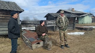 Подвижки льда на реке. Мужики помогли поднять лодку. За сутки вода поднялась на 20 см.