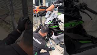 Kawasaki zx6R unboxing moment #shortsviral #motorcycle #sportbike #kawasaki