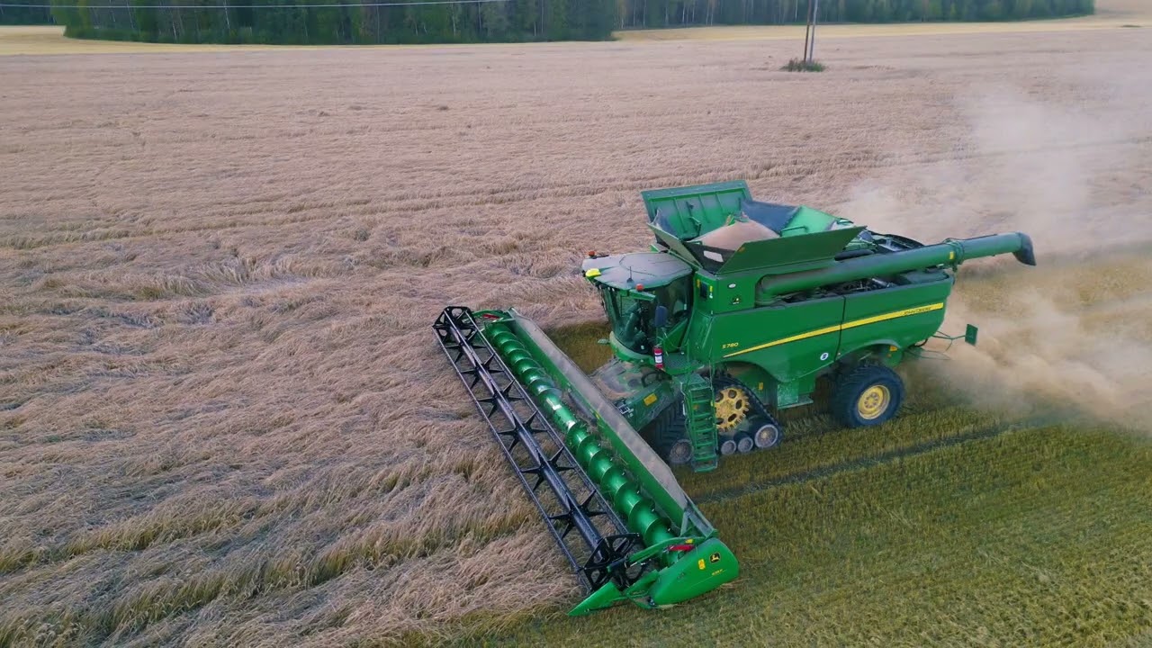 Harvesting crops outside Hedemora, Dalarna