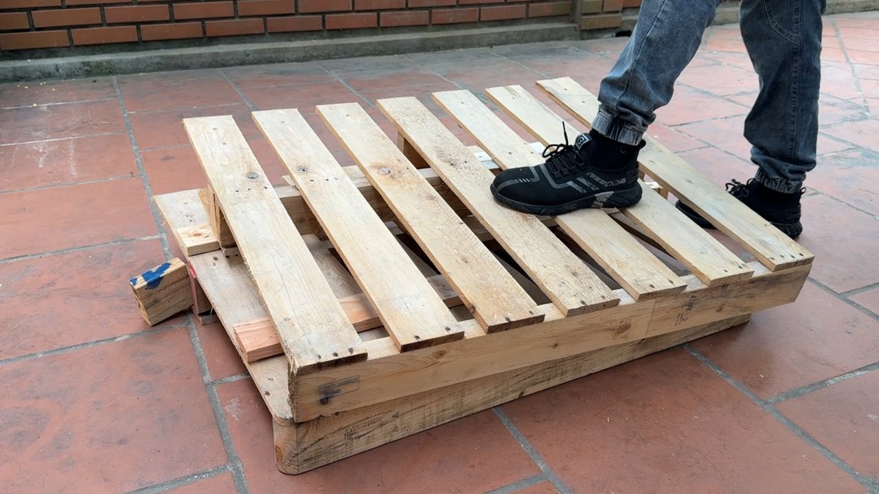 Incredible Pallet Wood Transformation: Young Carpenter Builds a Stunning TV Stand from Old Pallets.