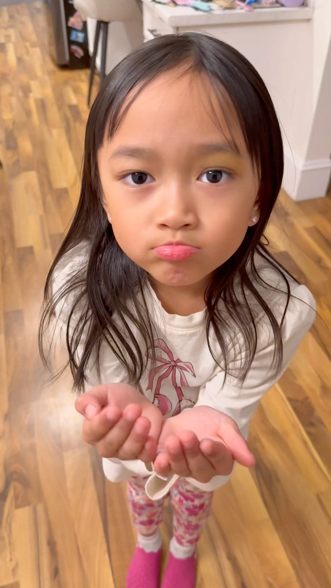 Kid has lightning-quick hands pranks mom ???❤️??