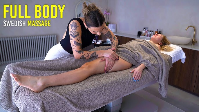 Xotin oyoqlarini paypoqda yoydi Sidney Kapri porno