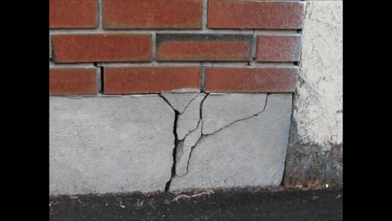 Вертикальные трещины по углам дома