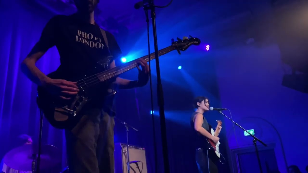 Honeyglaze - Hide - Live at Paradiso 2024 - YouTube