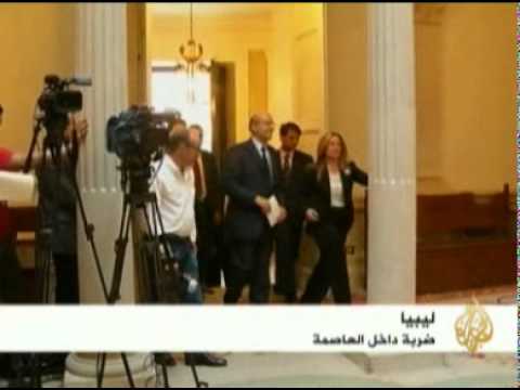 ليبيا : القذافي وخيارات كلها صعبة