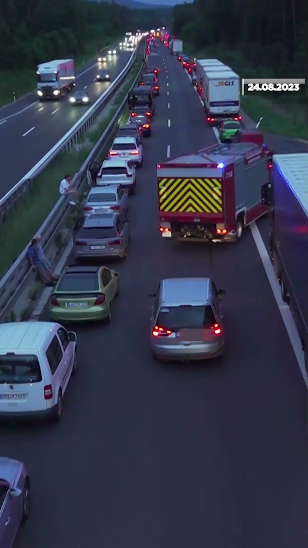 Rettungsgasse 2019 auf der A94 , fast perfekt, wenn das Depp im BMW und Ginger LKW nicht wäre...