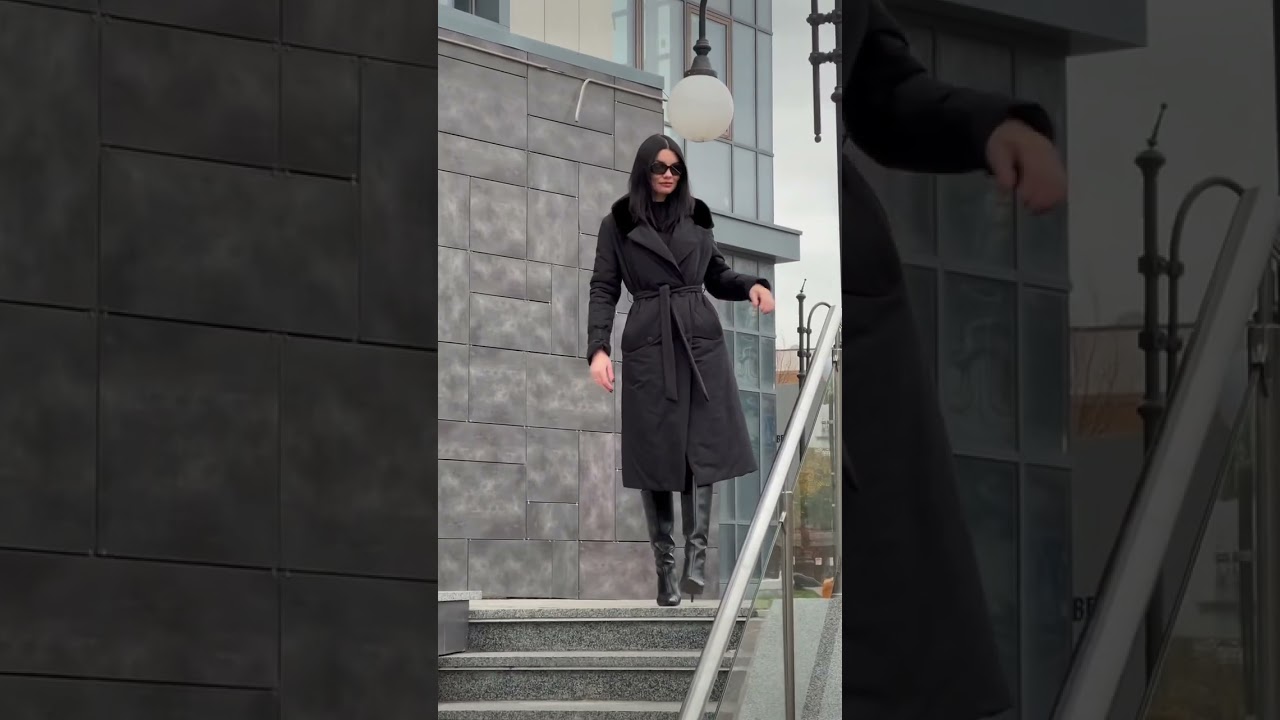 Черное пальто-пуховик с натуральным мехом на воротнике 