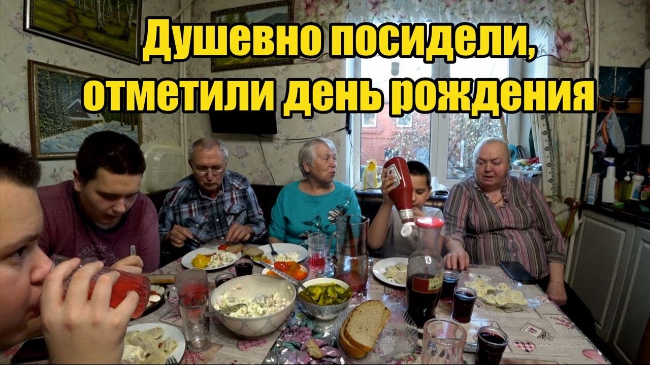 Обезьяна ремонтирует машину Обезьяна ремонтирует машину