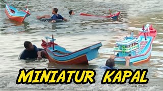 BERMAIN KAPAL-KAPALAN DI LEPAS PANTAI