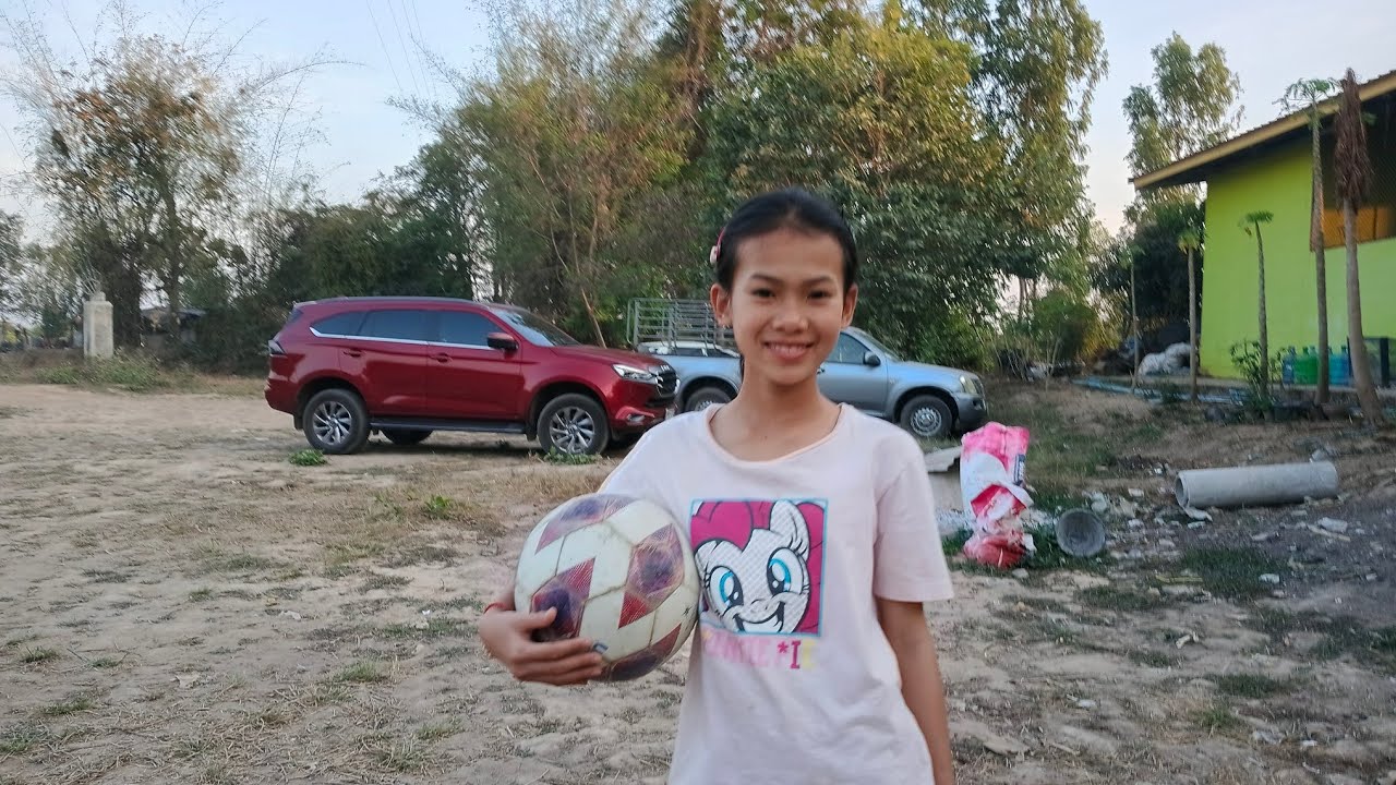 ธิดาลาวและพี่ฟลายเล่นกีฬาออกกำลัง