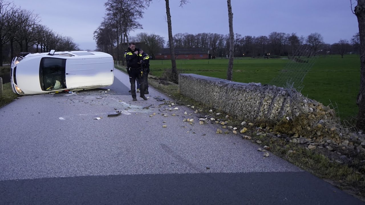 Bestelbus op de kant na botsing met berm obstakel - N917 Waskemeer