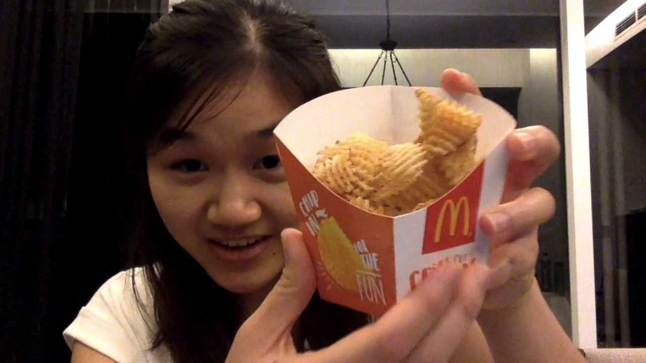 The Globe Muncher Mukbang (먹방) and Review: McDonald's Spicy Korean Burger and Criss Cut Chips