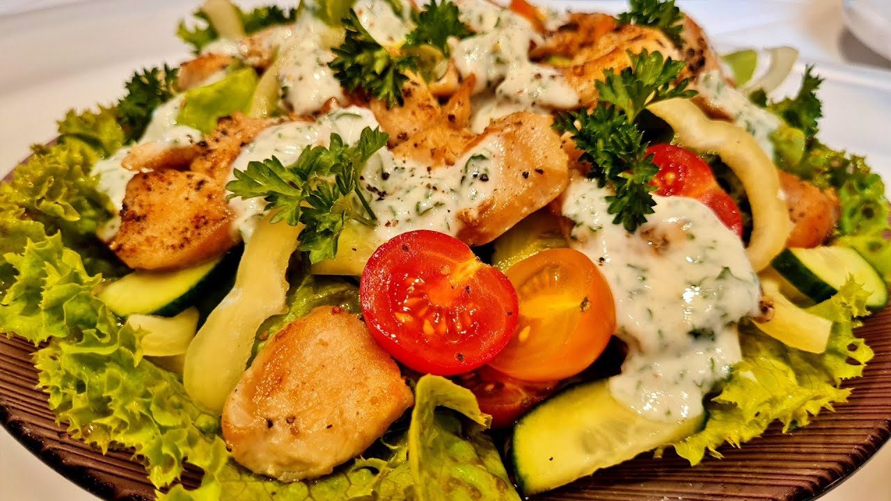 Pirított csirkemellcsíkok vegyes saláta ágyon zöldfűszeres joghurt dressinggel / @RezsóKonyha