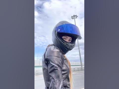 девушка на мотоцикле угрожает водителю - YouTube