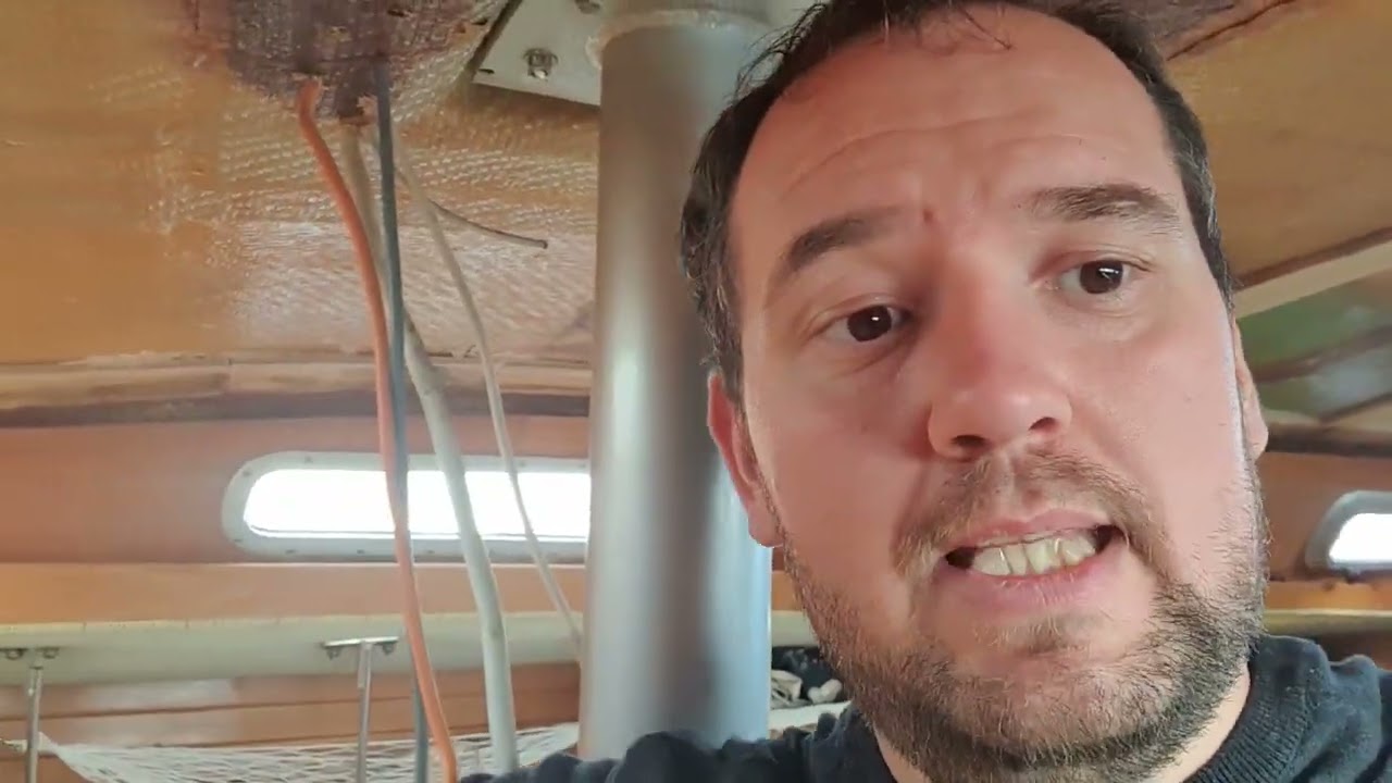 ⁣Partie 1 : Préparation du démâtage : Le plus compliqué, cela va être les cables électroniques !