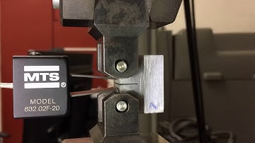 Fracture testing of a Compact Tension C(T) specimen