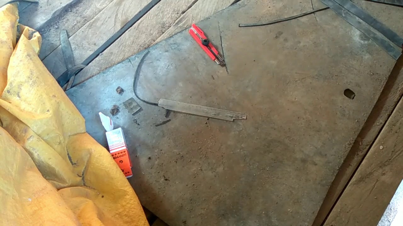 Cara membuat kacamata selam  memotong kaca dengan tang