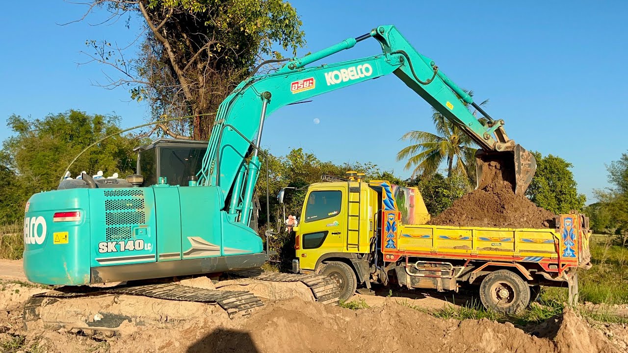 KOBELCO SK140LC-11 ทีมงานเสรีเป้ธีรพงศ์ขุดดินสต๊อควิ่งงานสร้างปั้มน้ำมัน ปตท. EP.2