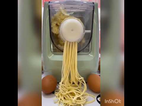 ماكينة صنع الاندومي والنودلز روعة ألة صنع الاندومي المنزل بالله عليكم دعمو قناتي واشتركوا فيها 