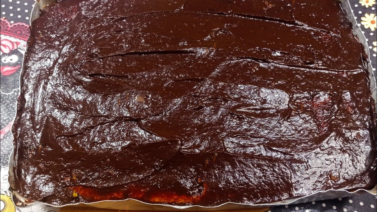 *Bolo de cenoura 🥕🥕*com calda de chocolate 🍫🍫.
