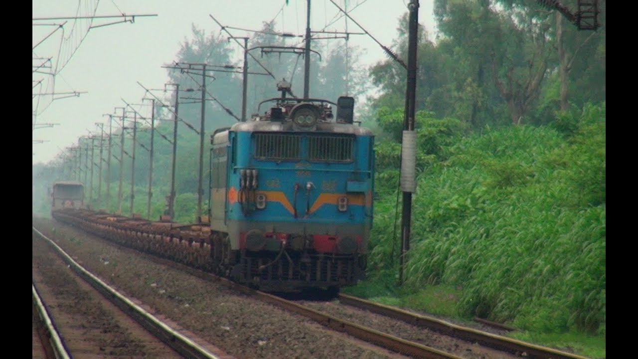 A Train in Vain -- Bogieless Underbelly Express Fuming Past Bagwada in Gujarat !!!