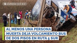 Al menos una persona muerta deja volcamiento bus de dos pisos en Ruta 5 Sur a la altura de Ñiquén