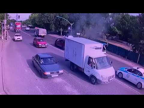 Қарағандылық полицейлер жол үстінде отқа оранған көлікті жалыннан аман алып қалды