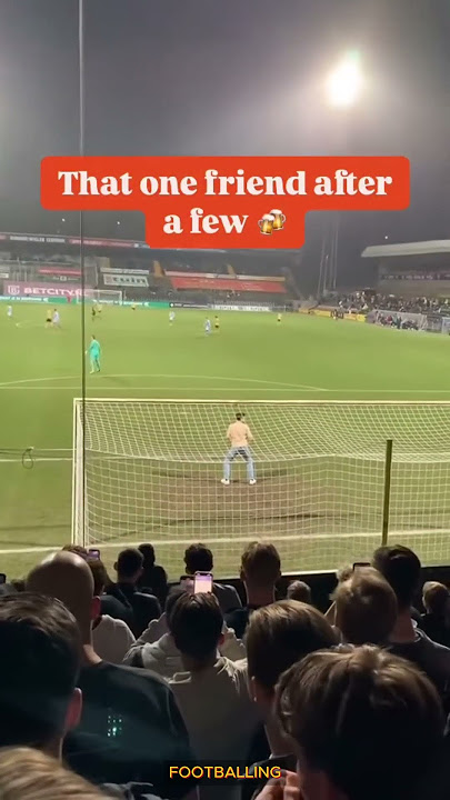 Penggemar sepak bola menjadi penjaga gawang!