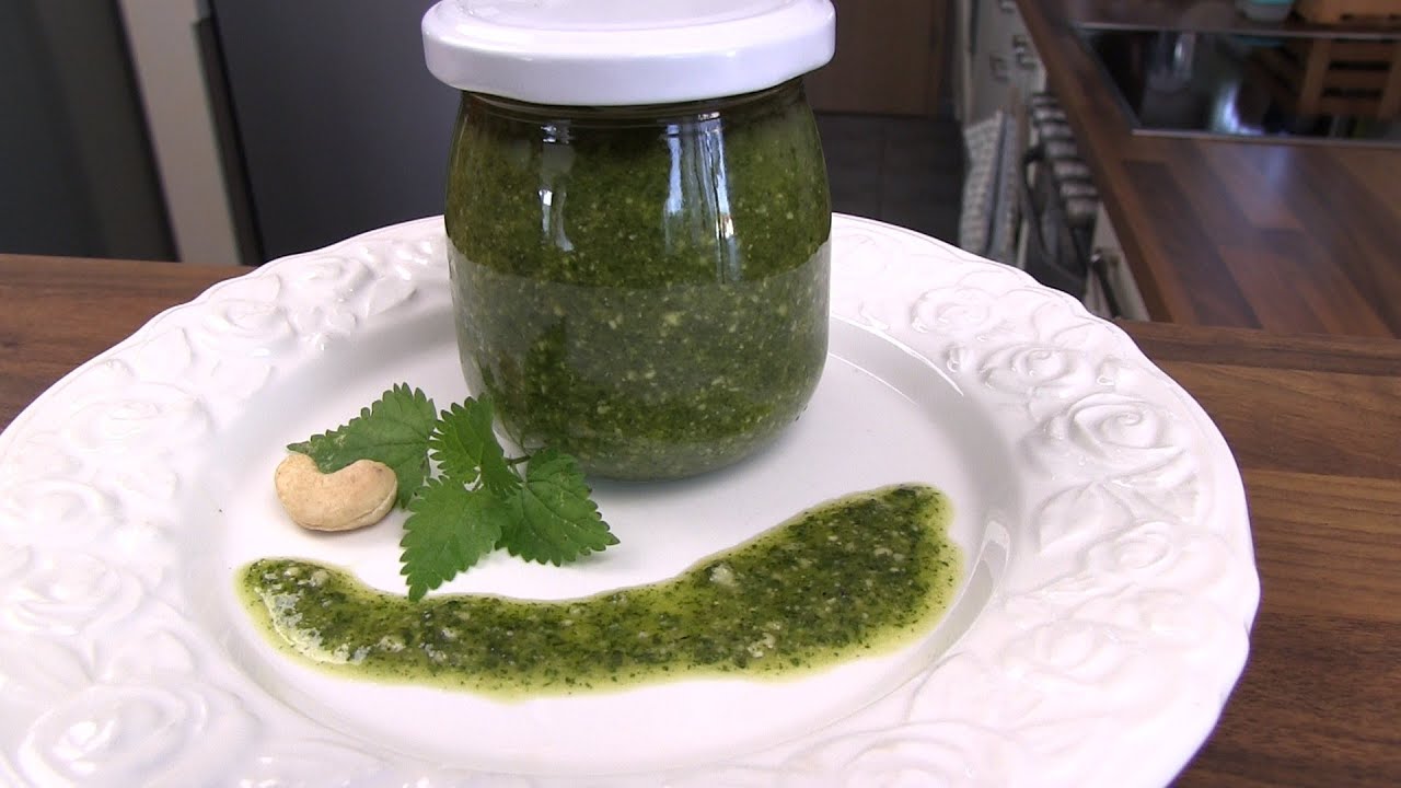 Brennnessel Pesto selbst herstellen: Als Dip, Brotaufstrich oder mit ...