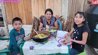 Con blanquillos de mis gallinas criollas  y nopales preparo una deliciosa comida para mi familia 👪