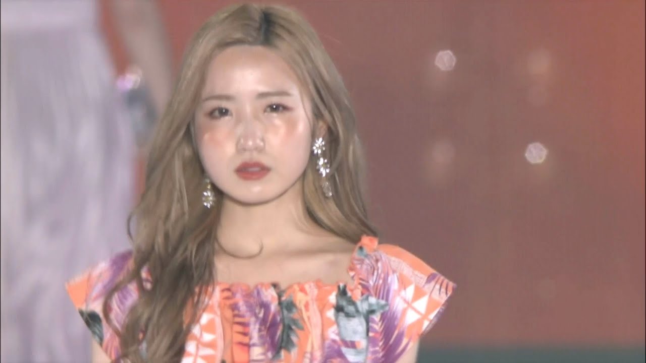 本田仁美、お腹見せコーデで美くびれ披露 セクシーな仕草でランウェイ