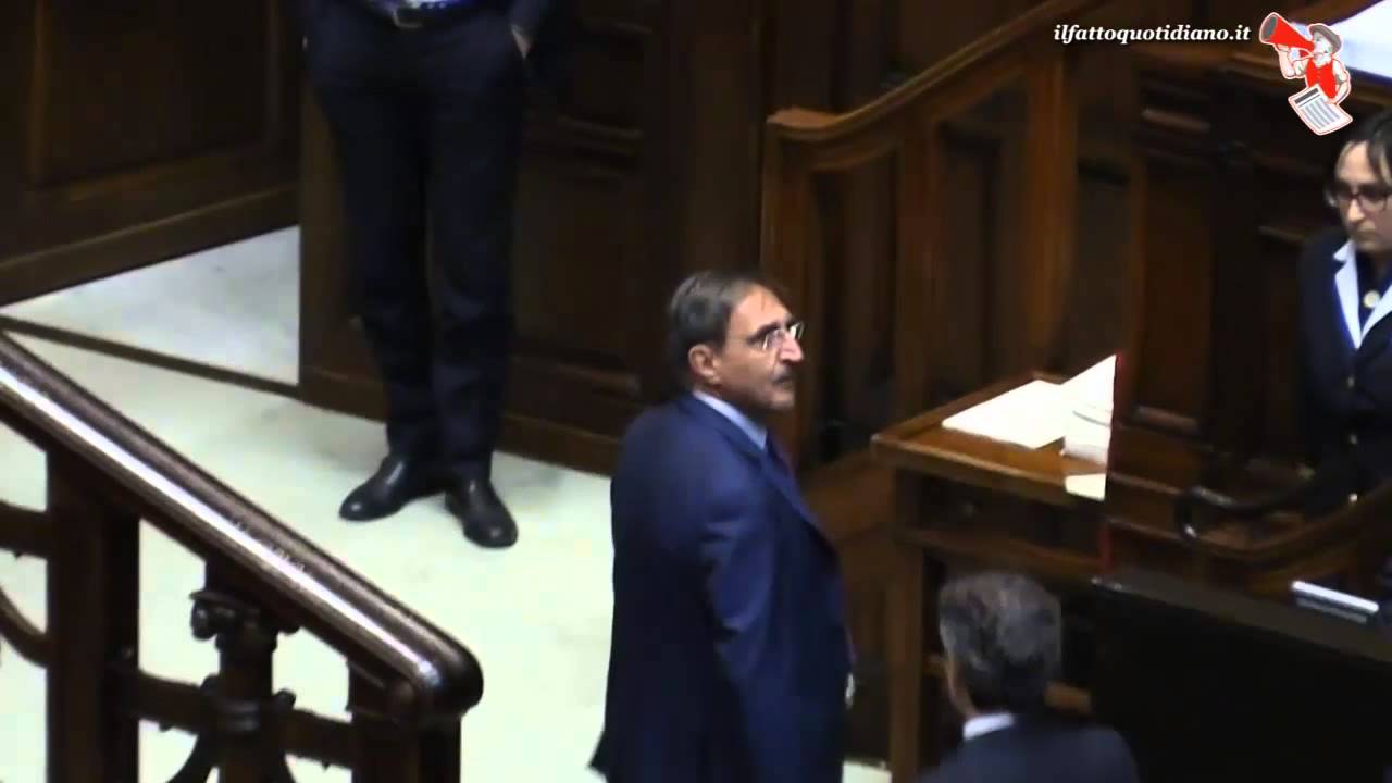 La Russa furioso con la Boldrini. Lei lo espelle e lui si precipita dai banchi: 