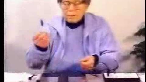 Hulda Clark demonstrates a Syncrometer