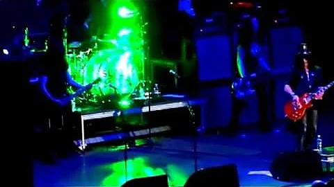 Slash Katowice - fragment dwóch solówek, intro do Welcome To The Jungle, fragment Paradise City